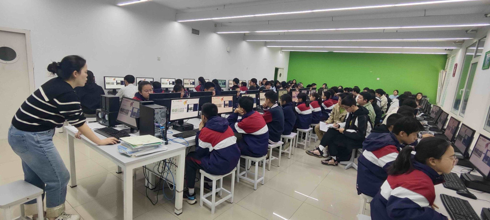 教育技术学专业2023级本科生到镇江第一外国语学校参加教育见习